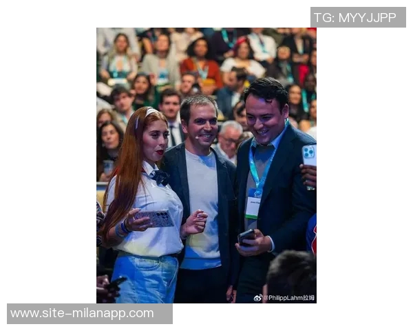 哈维西蒙斯与鲁尼亲密对话合影分享表达深切敬意与荣幸之情