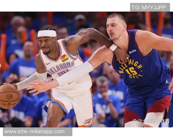 亚历山大叔叔与保罗共同见证CP4比赛的激动时刻